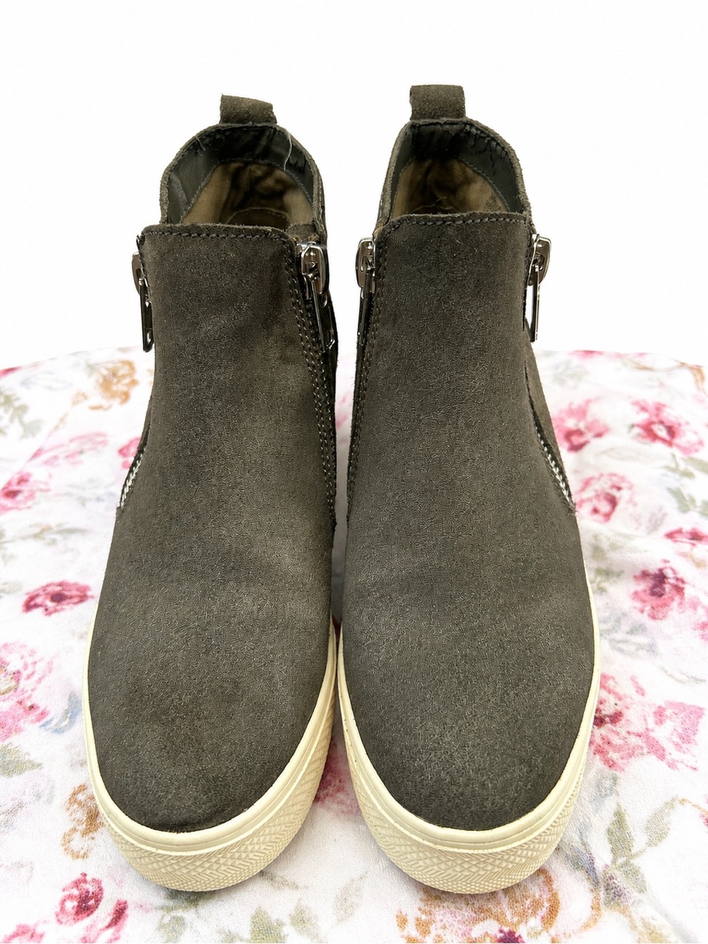 Steve Madden Weddie Gray Suede Slip-On Ankle Booties Side Zip Women’s Size 7.5M